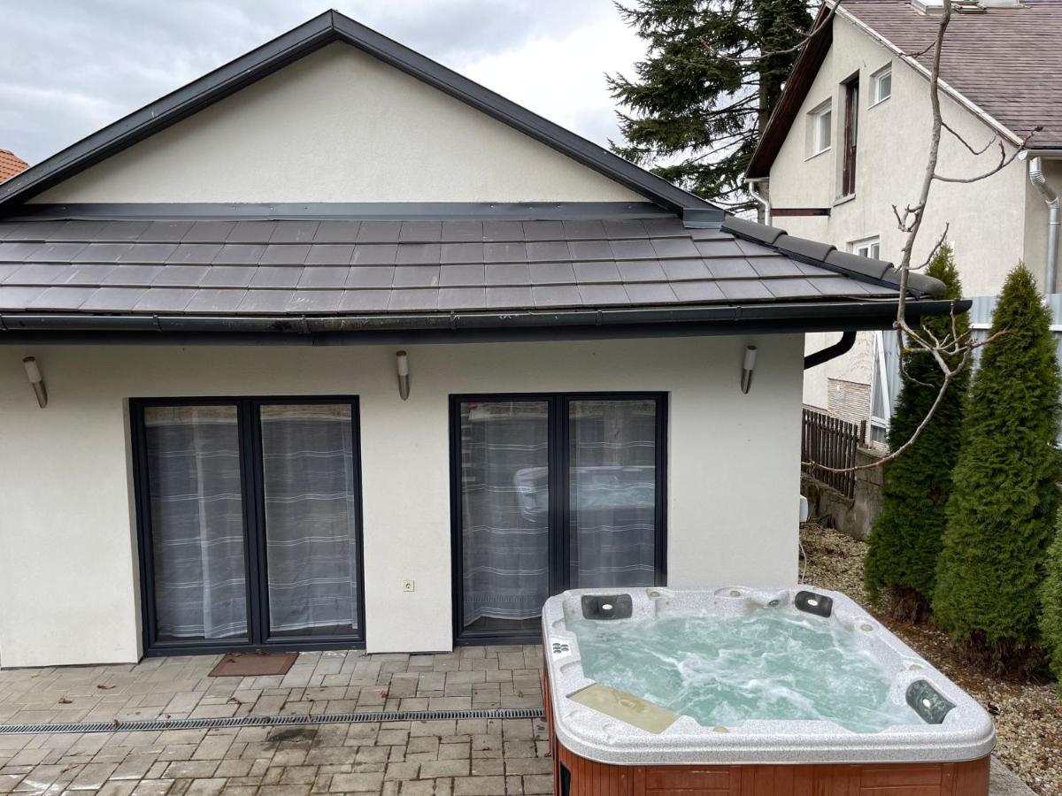 Malibu Apartman & Jacuzzi Miskolc Exterior foto