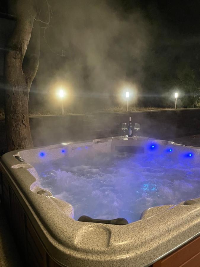 Malibu Apartman & Jacuzzi Miskolc Exterior foto